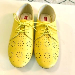 B.A.I.T. Toss In Blossoms Oxford Flat in Yellow